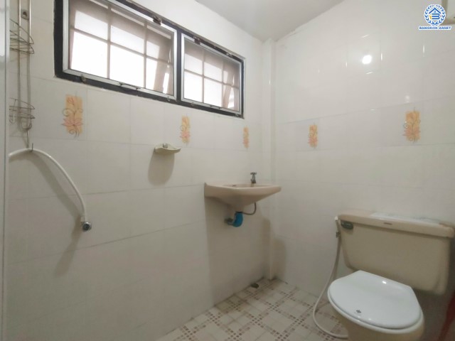 *****บ้านเดี่ยวมือสองย่านกรุงเทพฯ ม.โชคชัย4 ซอย41 เนื้อที่กว้างขวางมากถึง 62 ตร.ว. พร้อมฟังก์ชัน 5 ห้องนอน 3 ห้องน้ำ ที่จอดรถ 3 คัน บ้านสวย มีพื้นที่รอบบ้านกว้างขวาง สภาพใหม่ บนทำเลใจกลางเมือง เดินทางสะดวก  เชื่อมต่อถนนลาดพร้าว ประดิษฐ์มนูธรรม